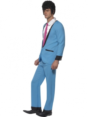 Grappig Teddy Boy Heren Verkleedkostuum voor carnaval en andere verkleedfeesten. Inbegrepen is de lichtblauwe broek en het lichtblauwe jasje (compleet pak) met het witte shirt (mock shirt) en de roze stropdas. De bijpassende pruik, bakkenbaarden en uitklapbare kam verkopen we los. 