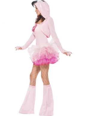 Schitterend Roze Flamingo Verkleedkostuum met sexy strapless jurk (doorzichtige bandjes worden bijgeleverd), jasje met hoody en roze bootcovers. 