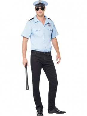 Politieagent Heren Verkleedkleding met lichtblauw shirt met badges en de politiepet. De politie accessoires verkopen we los met korting. 