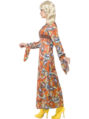 1970's Woodstock Maxi Dress Verkleedkostuum. Mooie lange jurk met fleurige Paisley print en lange uitlopende mouwen. De pruik verkopen we los en kunt u met korting koopen met dit kostuum. 