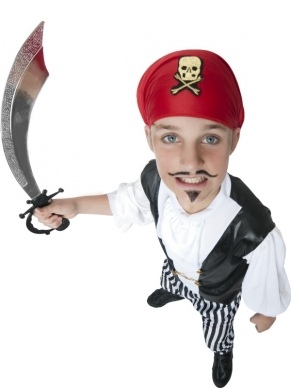 Piraten Jongens Kostuum, bestaande uit het shirt met broek, riem, bootcovers en bandana. Leuk voor een piraten themafeest of Carnaval.