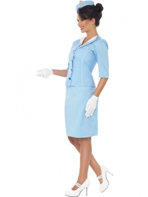 Lichtblauw Air Hostess Stewardess Dames Verkleedkostuum. Compleet Kostuum met Jasje, wit mockshirt, rok, hoedje en handschoenen. Je bent in 1 keer klaar. 