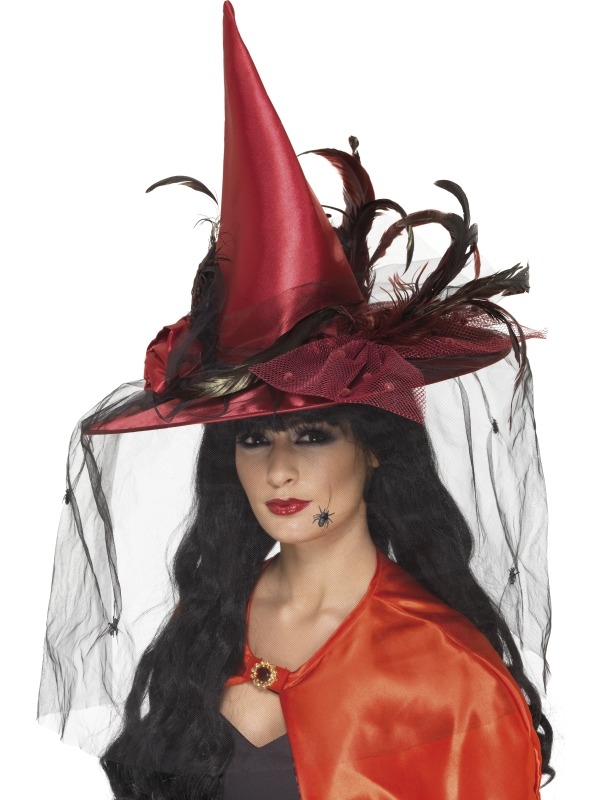 Deluxe Rode Heksenhoed met Veren, Sluier en Spinnen. Combineer deze hoed met onze bijpassende Heksen Cape om de look compleet te maken.