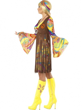 1960s Groovy Lady Dames Verkleedkleding. Mooie Geprinte Jurk met uitlopende mouwen, bruin vestje met slierten en haarband. De accesoires voor een sixties en seventies feest verkopen we los. 