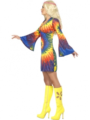 1960s Tie Dye Gekleurde Hippie Kostuum. De mooie gekleurde hippie jurk met uitlopende mouwen is inbegrepen en de bijpassende pruik en accessoires verkopen we los met korting. 