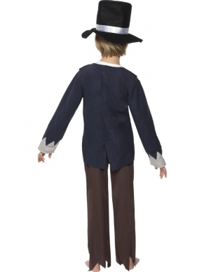 Victorian Arme Jongen Compleet Kostuum, bestaande uit de broek, het shirt en de hoge zwarte hoed.