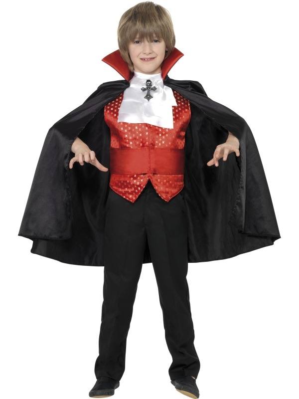 Dracula Jongensverkleedkleding. Inbegrepen is de cape, het rode gedetailleerde shirt en het witte boordje. Draag op een zwarte broek en dit mooie kostuum is compleet.