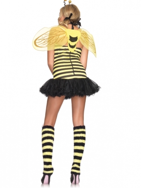 In zo een sexy geel-zwart gestreept pakje zal iedereen naar je kijken op een verkleedfeestje. Het Daisy Bee Kostuum bestaat uit een petticoat jurkje. De vleugeltjes haarband en bijpassende beenwarmers zitten allemaal bij dit kostuum, zodat jij een top feestje zal hebben.