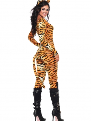 Deze wilde tijger valt niet te temmen. Het Wild Tigress Kostuum bestaat uit een catsuit met tijgerstrepen, staart en bijpassende haarband met oortjes. Laat je nu lekker gaan op een feestje want je ziet er sexy uit.