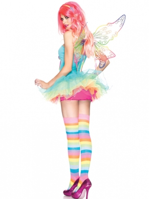 Elfjes en regenboogkleuren. Precies de combinatie die er voor zorgt dat jij opvalt op dat verkleedfeestje. Het Rainbow Fairy Kostuum bestaat uit een tutu jurk met vertersluiting aan de voorzijde. De vleugeltjes en haarband horen ook nog bij dit setje.