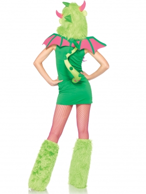 Je ziet er heel magisch uit in dit Magic Dragon Kostuum. Met groene jurk, draken staart en drakenkop capuchon val je echt wel op. De vleugeltjes zitten bevestigd met klittenband aan de jurk.