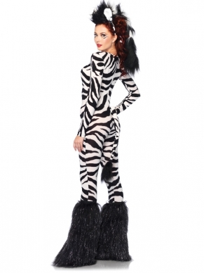 Terug naar het wild of lekker wild doen op een feest!?! In dit Wild Zebra Catsuit kan je lekker gek doen. Met zebra staart een Hanenkam haar accessoire kan jij gaan feesten als een wild dier. 