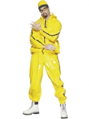 Rapper Ali G Kostuum, bestaande uit het gele PVC pak, de jas met hoody, gele pvc broek en gele muts. Maak de look compleet met de bijpassende bril.