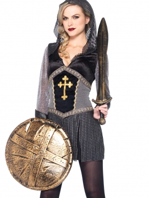 Deze stoere strijdster heeft het Joan Of Arc Kostuum aan. Door de jurk uitgevoerd met metaallook stoffen lijkt het alsof je een harnas aan hebt net als een echte ridder. De jurk heeft een kruisprint op de voorzijde, overliggende rokpanelen en kunstleren armmanchetten.
