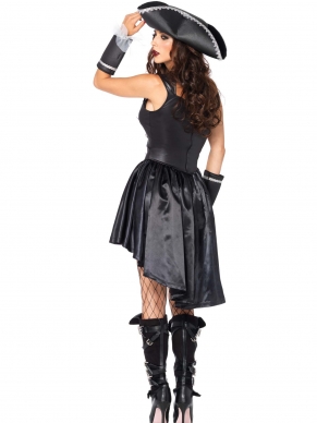 Kapitein Black Heart Piraten Verkleedkleding. Het zwarte exclusieve kostuum is voorzien van een jurk en daarop vastzittende rok. De rok is aan de achterkant langer. Bij het kledingstuk worden de zwarte piratenhoed en machetten meegeleverd.