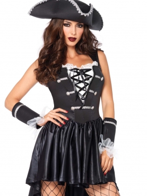 Kapitein Black Heart Piraten Verkleedkleding. Het zwarte exclusieve kostuum is voorzien van een jurk en daarop vastzittende rok. De rok is aan de achterkant langer. Bij het kledingstuk worden de zwarte piratenhoed en machetten meegeleverd.