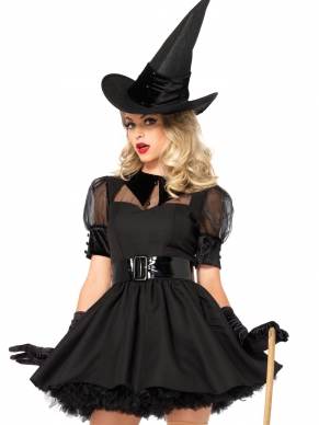 Wie ga jij omtoveren in een kikker? Het 3 Delig Bewitching Witch Kostuum bestaande uit een jurk met organza en een fluwelen kraag, een brede riem en bijpassende heksen hoed. In het kostuum kan jij de heks zijn die je wilt zijn, maar dan wel een beetje sexier.