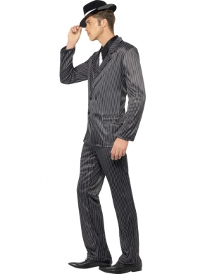 Gangster Heren Verkleedkostuum, bestaande uit het krijtstreep pak (jas en broek), voorkant shirt en stropdas. Maak de look compleet met bijpassende accessoires.