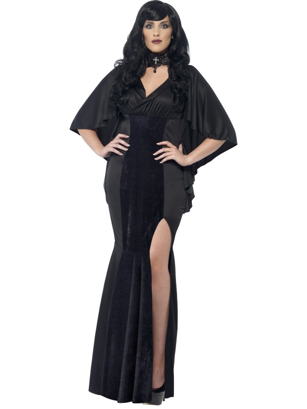 Prachtig kostuum voor een maatje meer. Mooie getailleerde zwarte lange vampieren jurk voor Halloween Horror feesten. Met hoge split. De bijpassende pruik verkopen we los en ook eventueel vampieren tanden en nepbloed. 