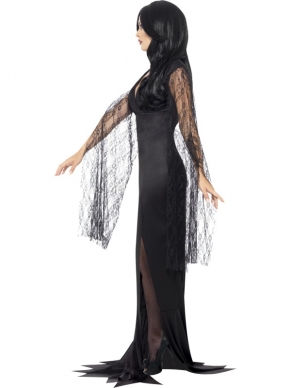 Immortal Soul Kostuum, bestaande uit de zwarte jurk met sierlijke kanten mouwen. Maak de look compleet met een bijpassende pruik.