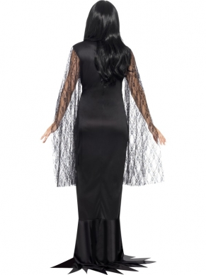 Immortal Soul Kostuum, bestaande uit de zwarte jurk met sierlijke kanten mouwen. Maak de look compleet met een bijpassende pruik.