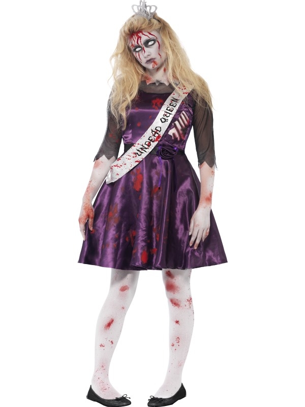Zombie Queen Verkleedkostuum voor Tieners, bestaande uit de Bloederige paarse jurk met een stukje open ribbenkast, 3D kroontje en sjerp met Undead Queen met bloedspatten. Maak de look compleet met bijpassende schmink en je bent klaar voor Halloween.