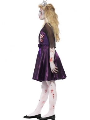 Zombie Queen Verkleedkostuum voor Tieners, bestaande uit de Bloederige paarse jurk met een stukje open ribbenkast, 3D kroontje en sjerp met Undead Queen met bloedspatten. Maak de look compleet met bijpassende schmink en je bent klaar voor Halloween.