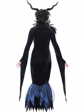 Heb jij ook zo genoten van Angelina Jolie in Maleficent? En wil je verkleed als Lady Raven Halloween vieren? Dan is dit Lady Raven Halloween Kostuum iets voor jou! Het kostuum bestaat uit een lange, strakke, zwarte jurk met uitlopende mouwen en donkerblauwe veren aan de hals en onderkant. De zwarte hoorns zijn los bij ons te bestellen. Om je outfit compleet te maken verkopen wij ook schmink setjes en andere Halloween accessoires.