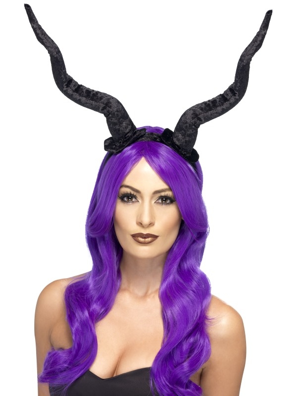 Zwarte, flexibele Demon Horns Haarband van Lady Raven. Ook het bijbehorende Lady Raven Halloween Kostuum en andere Halloween accessoires zijn bij ons verkrijgbaar.
