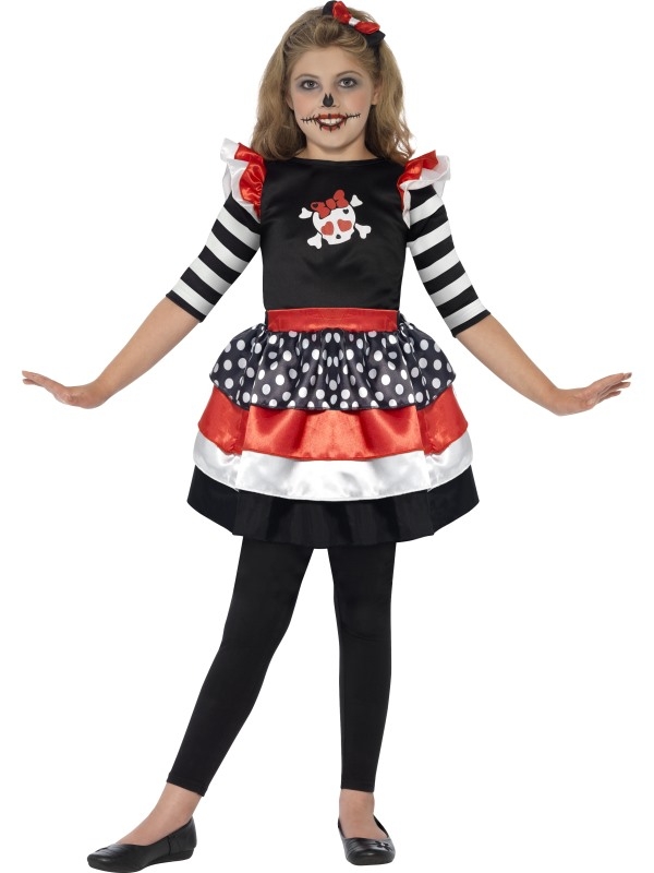 Weet jij nog niet hoe jij je wil verkleden tijdens Halloween? Misschien is dit leuke Skully Girl Halloween Kostuum iets voor jou! Het jurkje bestaat uit een zwart bovenkantje met skelet opdruk, wit-rood-zwart gelaagd rokje en wit-zwart gestreepte mouwen. Ook het rood-zwarte haarbandje is bij het kostuum inbegrepen. Schminksetjes, verschillende kousen en diverse andere accessoires om je outfit compleet te maken kunnen ook bij ons worden besteld.