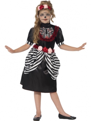 Verkleed je tijdens Halloween in dit Sugar Skull Halloween Kostuum! Het zwarte jurkje heeft een skelet opdruk op het bovenkantje, een wit-zwart gestreept, geplooid rokje en een riempje met roze en rode roosjes. Ook de bijpassende diadeem met roze en rode roosjes is bij het kostuum inbegrepen. Wij verkopen ook schminksetjes en diverse accessoires om de outfit compleet te maken.