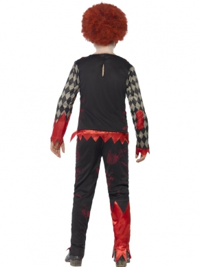 Jaag je vrienden de stuipen op het lijf met dit Deluxe Zombie Clown Halloween Kostuum! Bij het kostuum is inbegrepen: groen-zwart geruite blouse met rode knopen, kraag en onderkant, rood-zwart gevlekte broek, rode clown pruik en latex masker. Ook voor verschillende zombie, clown en Halloween accessoires kun je bij ons terecht.