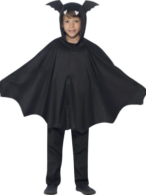Zou jij ook wel ondersteboven willen slapen, net als een vleermuis? Misschien lukt het in dit Bat Halloween Kostuum! Het kostuum bestaat uit een zwarte cape in de vorm van een vleermuis met capuchon. Ook voor verschillende accessoires om je outfit compleet te maken kun je bij ons terecht.
S/M 4-8 JaarM/L 8-12 Jaar