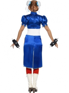 Chun-Li Super Street Fighter IV Dames Verkleedkleding. Inbegrepen is de mooie jurk met aan beide kanten een hoge split, de rode legging, de armbanden en de haarstikken voor om knotjes. Compleet verkleedkleding.