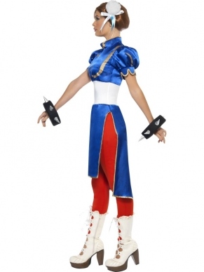 Chun-Li Super Street Fighter IV Dames Verkleedkleding. Inbegrepen is de mooie jurk met aan beide kanten een hoge split, de rode legging, de armbanden en de haarstikken voor om knotjes. Compleet verkleedkleding.