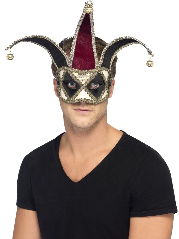Het Gothic Venetian Harlequin Masker hoort bij de Gothic Venetian Harlequin Halloween Kostuums. Het wit - zwart geruite oogmasker heeft bordeaurode uitlopers met gouden belletjes.