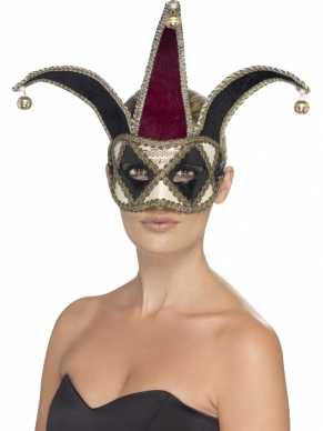 Het Gothic Venetian Harlequin Masker hoort bij de Gothic Venetian Harlequin Halloween Kostuums. Het wit - zwart geruite oogmasker heeft bordeaurode uitlopers met gouden belletjes.
