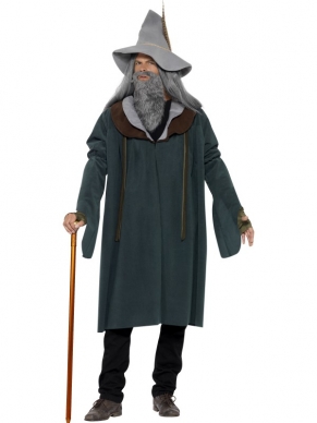 Wizard of the Woods Kostuum - het kostuum bestaat uit een groenkleurige mantel, een grijze puntmuts met veer, een grijze lange baard en handschoentjes. De wandelstok is apart bij ons te bestellen, net als vele andere accessoires om de outfit compleet te maken.