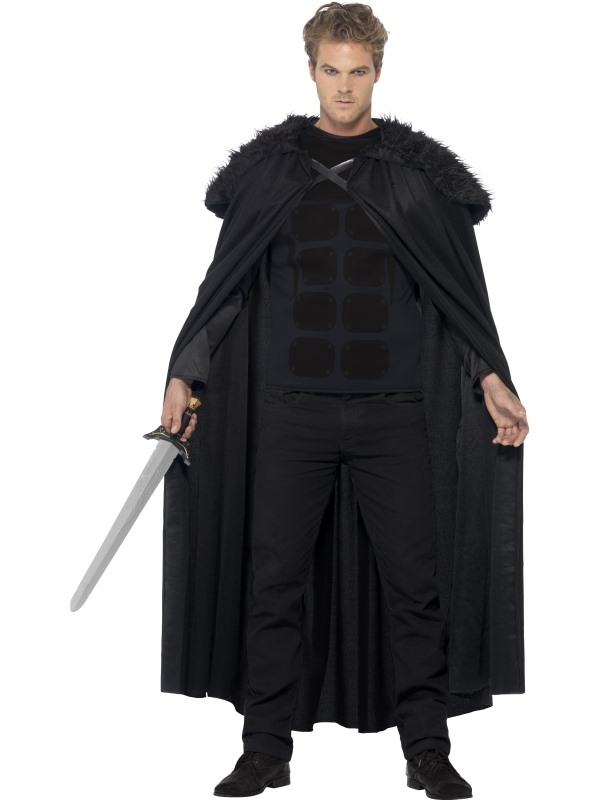 Kies deze Halloween voor het Dark Barbarian Halloween Kostuum! Het kostuum bestaat uit een zwarte top met lange mouwen en een zwarte lange cape met harige opzetstukken op de schouders. Je kunt ook bij ons terecht voor verschillende zwaarden en andere accessoires om de outfit compleet te maken.