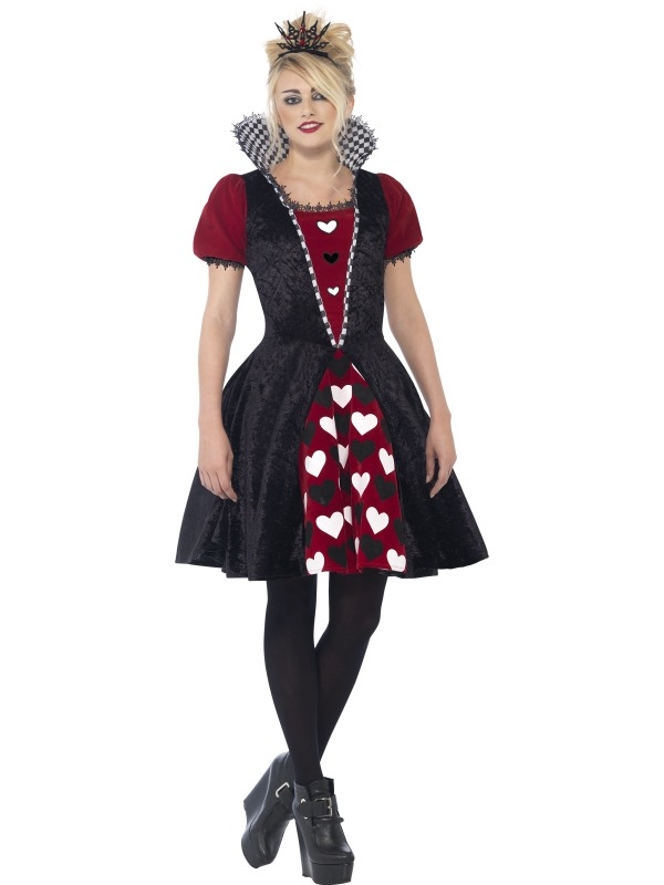 Wil jij deze Halloween verkleed als Queen of Harts? Dan is dit Deluxe Dark Red Queen Halloween Kostuum iets voor jou! Bij het kostuum zijn inbegrepen: rood - zwarte jurk tot net boven de knie met korte geplofte mouwen, opstaande kraag en wit - zwarte hartjes print en vilten tiara. Om je outfit compleet te maken kun je ook pruiken, pettycoats, panty's en andere accessoires bij ons bestellen.