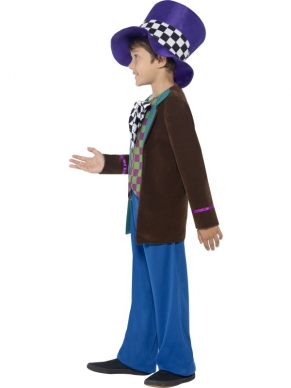 Ben jij fan van de Hatter uit Alice in Wonderland? Dan is het Deluxe Hatter Kostuum zeker iets voor jou! Bij het kostuum zijn ingebrepen: bruin jasje met aangehechte geruite das en overhemd, blauwe broek en paarse hoge hoed. Wij verkopen ook verschillende pruiken en accessoires om de outfit helemaal af te maken.