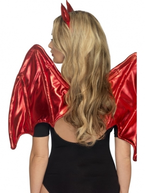 Maak je duivel outfit voor Halloween compleet met deze Fever Halloween Devil Kit! De kit bestaat uit rode glimmende vleugels en een rode diadeem met hoorntjes.