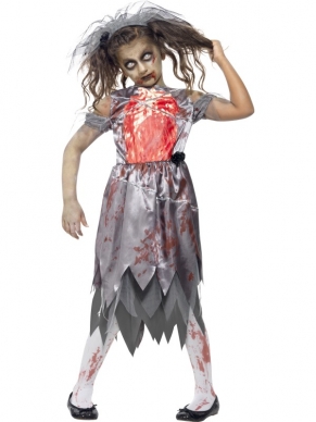 Jaag iedereen de stuipen op het lijf met het Zombie Bride Halloween Kostuum! De grijze, gescheurde jurk heeft bloedvlekken en een gelaagde rok. Ook de grijze diadeem met sluier is bij het kostuum inbegrepen. Voor andere accessoires, schmink en nepbloed om de outfit compleet te maken ben je bij ons ook aan het goede adres.