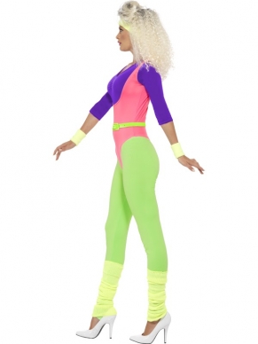 80's Work Out Kostuum - het kostuum bestaat uit een jumpsuit met paarse top, roze body, groene panty en gele beenwarmers. Ook de gele haar- en polsbandjes zijn bij het kostuum inbegrepen. Om de outfit compleet te maken kun je ook verschillende pruiken en andere accessoires bij ons bestellen.