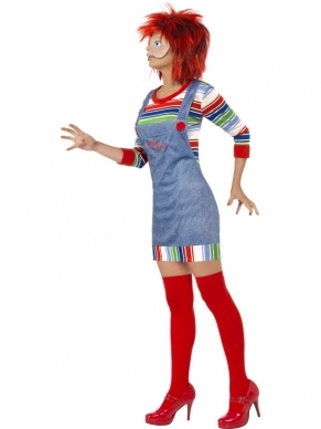 Eng Chucky dames verkleedkleding bestaande uit een gestreept shirt met lange mouwen, een jeanskleurige jurk met bretels met hierop de tekst 'Good Guys', een half chucky masker en een rode pruik. U bent in 1 keer klaar. We verkopen ook het heren Chucky verkleedkleding.