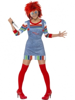 Eng Chucky dames verkleedkleding bestaande uit een gestreept shirt met lange mouwen, een jeanskleurige jurk met bretels met hierop de tekst 'Good Guys', een half chucky masker en een rode pruik. U bent in 1 keer klaar. We verkopen ook het heren Chucky verkleedkleding.