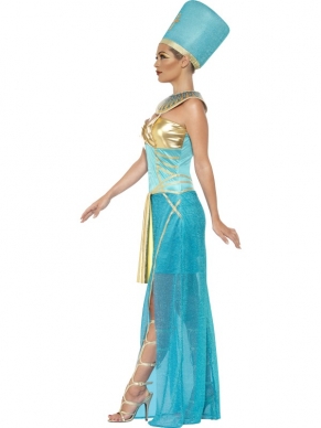 Goddess Nefertiti Kostuum - lange lichtblauwe jurk met goud strapless bovenstukje, gouden riem en hoge split, lichtblauwe hoed en grote gouden ketting. Ook voor verschillende accessoires om de outfit compleet te maken ben je bij ons aan het goede adres!