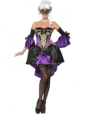 Midnight Baroque Masquerade Kostuum - paarse corset met goud - zwarte opdruk en zwarte strik, paars - zwarte rok, onderjurk en bijpassende losse mouwen. Het masker en de kousen zijn apart bij ons te bestellen, net als vele andere accessoires om de outfit compleet te maken!