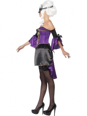Midnight Baroque Masquerade Kostuum - paarse corset met goud - zwarte opdruk en zwarte strik, paars - zwarte rok, onderjurk en bijpassende losse mouwen. Het masker en de kousen zijn apart bij ons te bestellen, net als vele andere accessoires om de outfit compleet te maken!