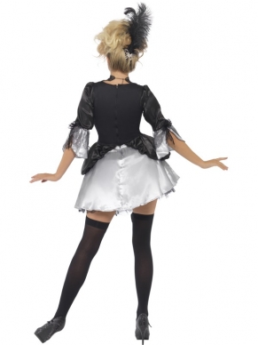 Fever Baroque Fantasy Kostuum - het korte zilveren jurkje heeft een aangehecht zwart jasje met peplums. Om de outfit compleet te maken met een pruik, een panty, kousen of andere accessoires kun je ook bij ons terecht!